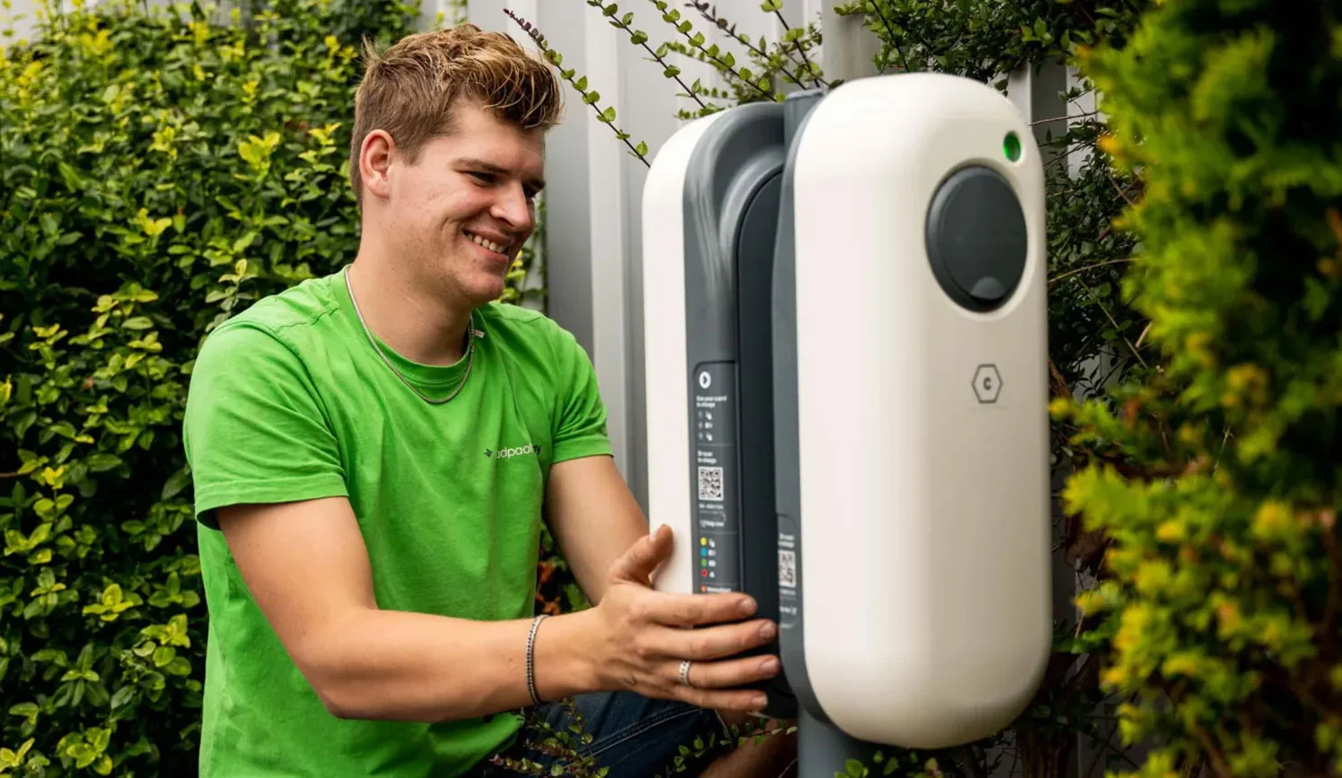 Monteur bij een laadpaal