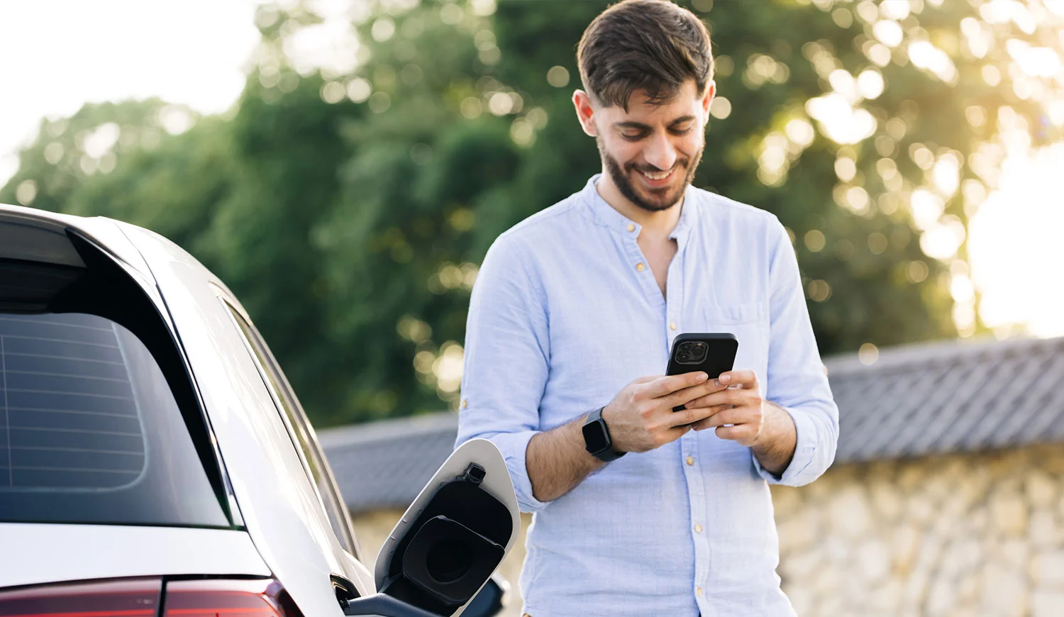 EV rijder met een smartphone