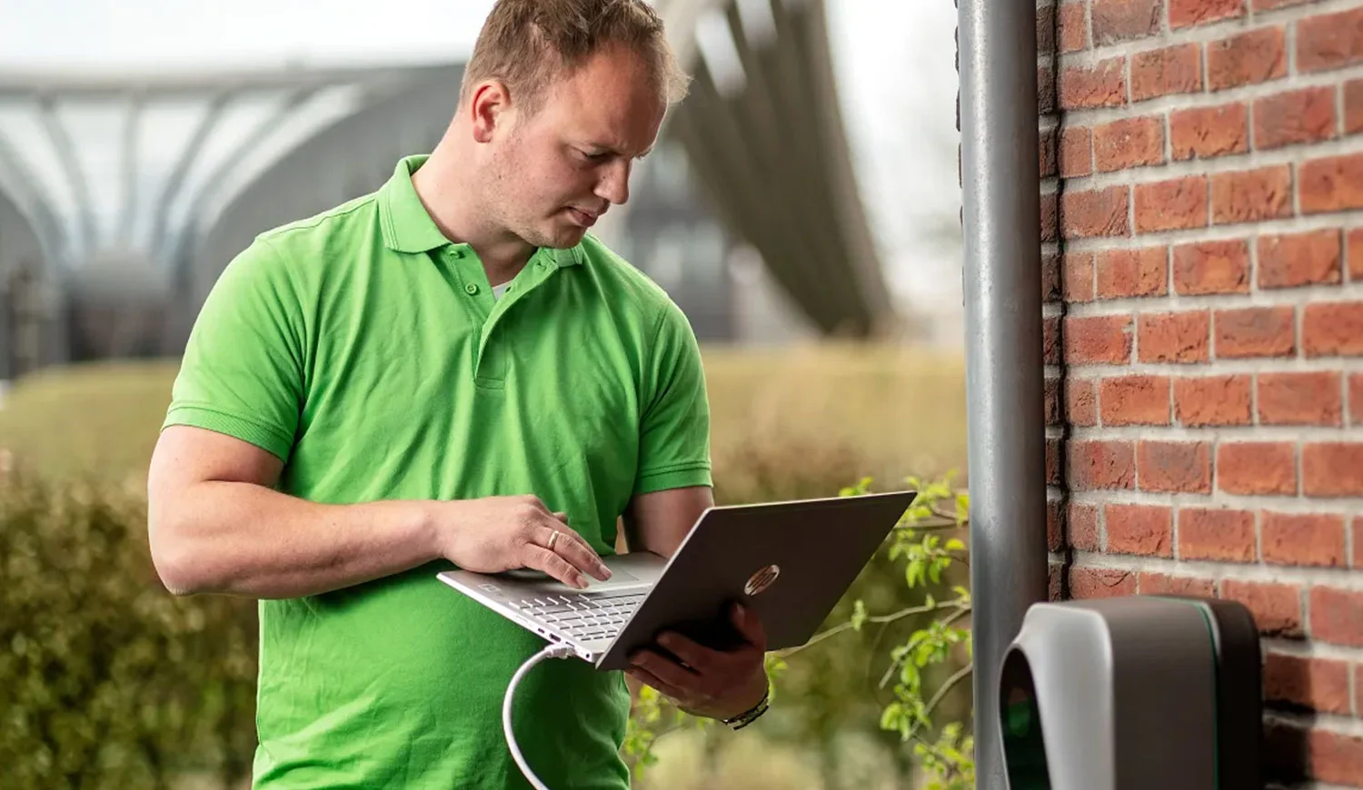 Monteur bij een laadpaal