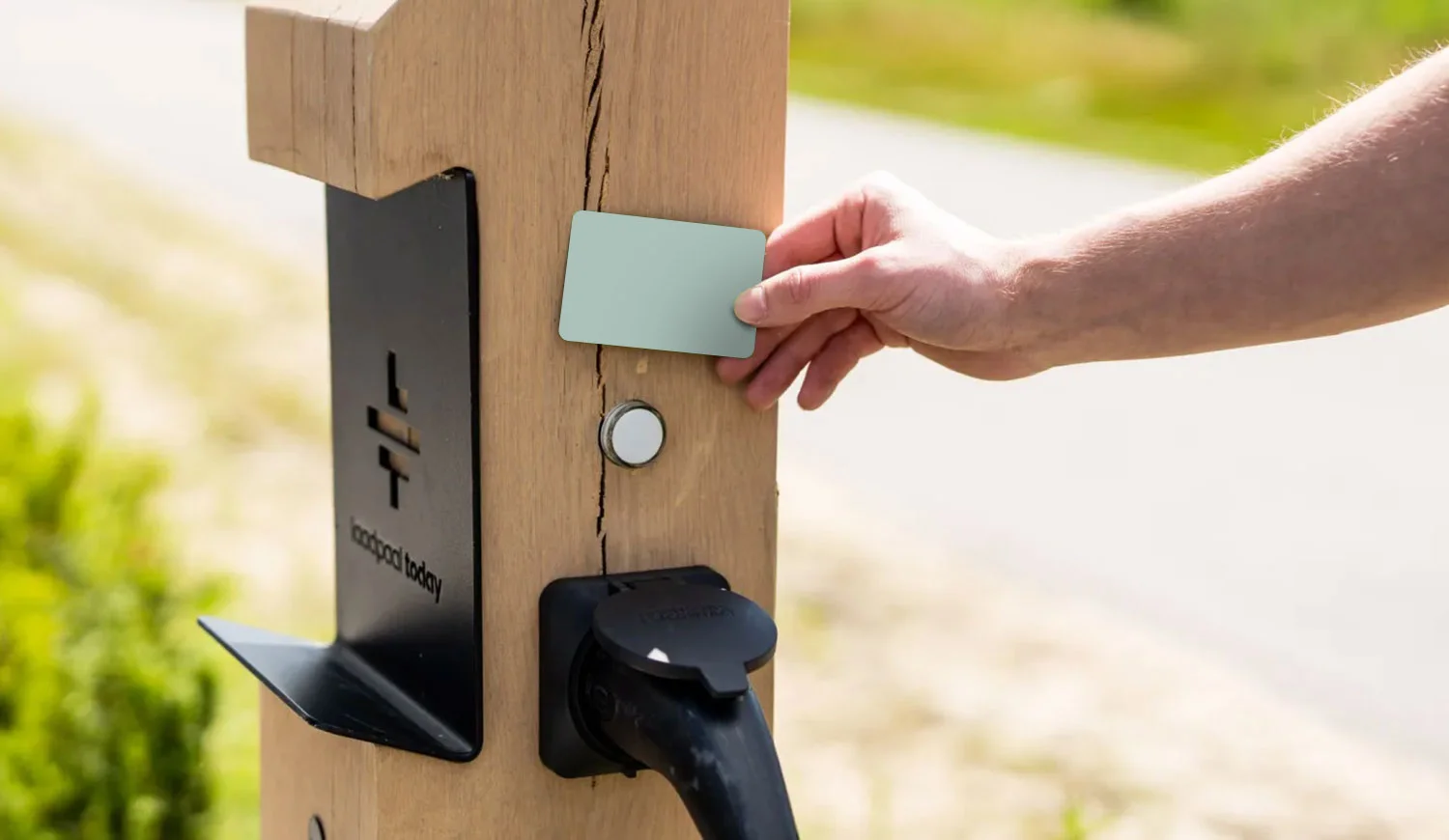 Laadpas bij een houten laadpaal