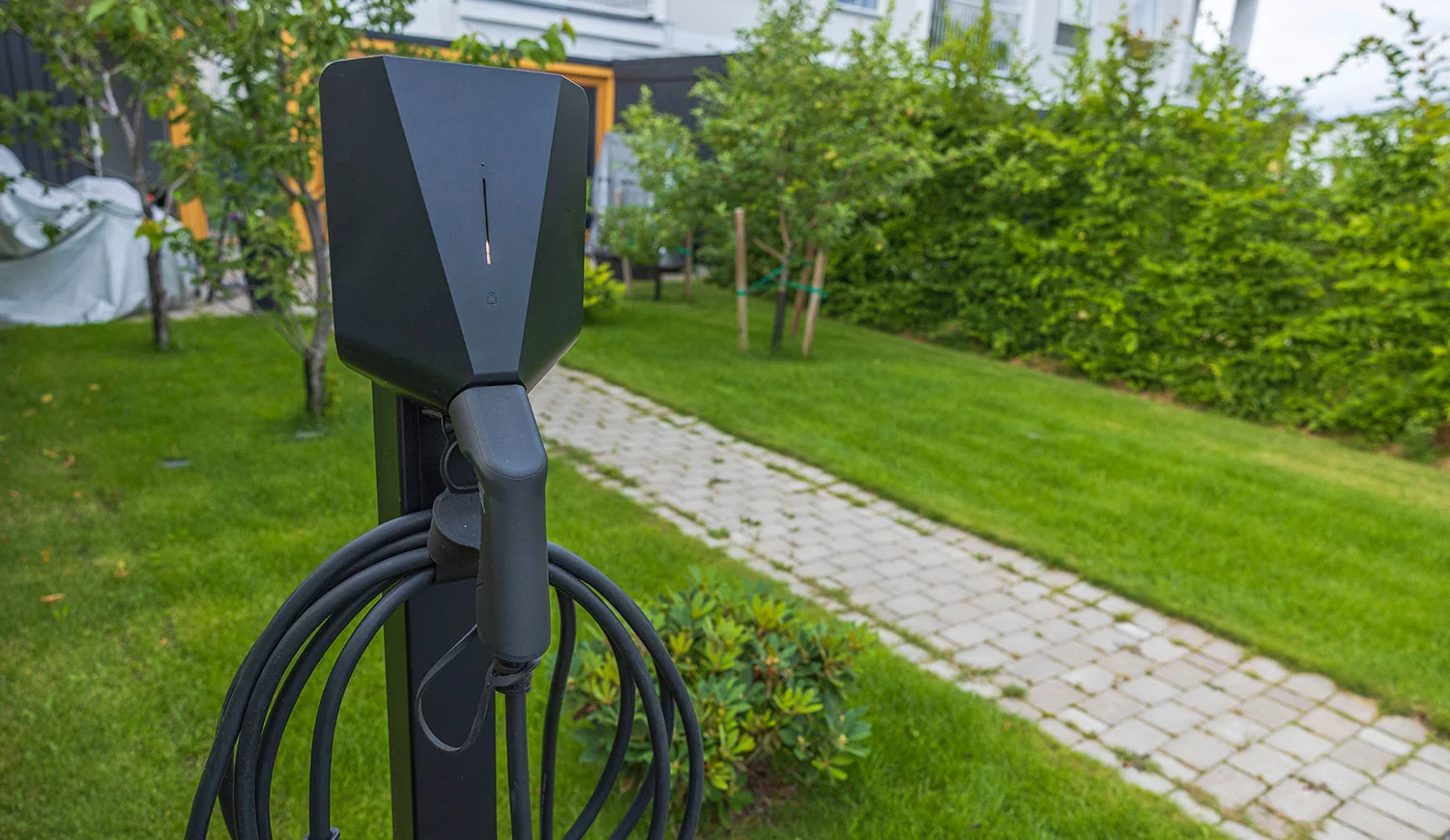 laadpaal bij een oprit